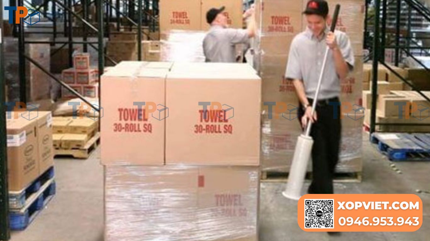 Nhân viên đang sử dụng màng PE trong đóng gói bảo vệ hàng hoá