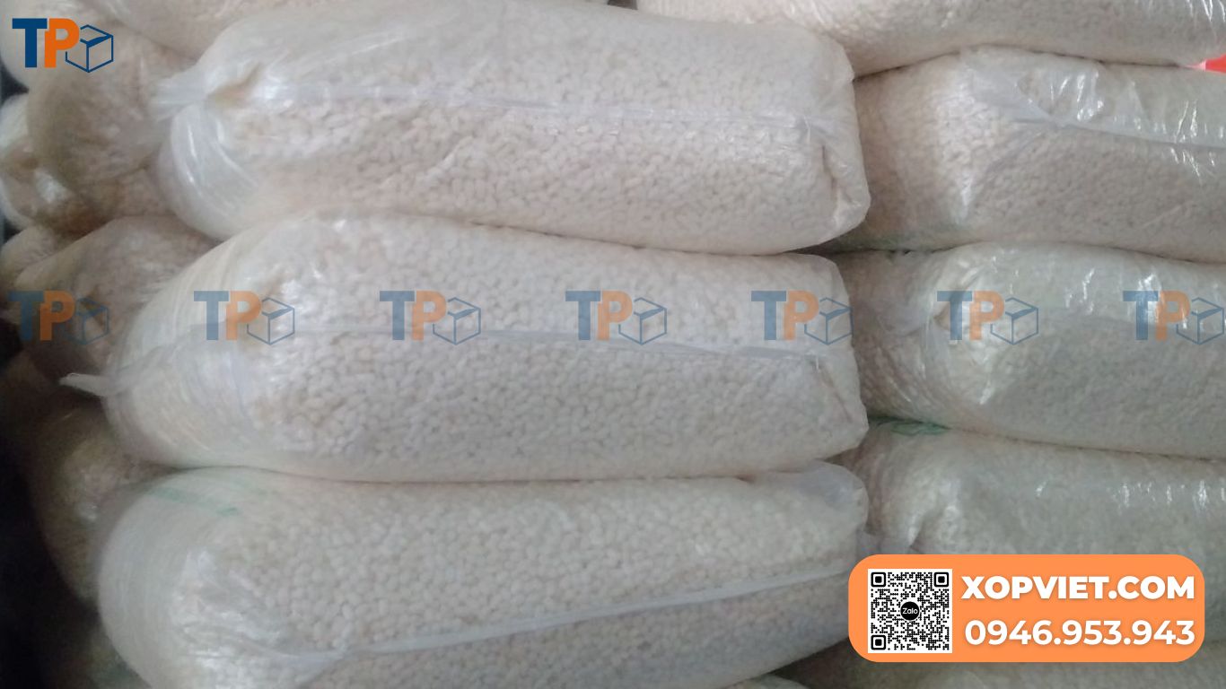 Xốp chèn hàng - vật liệu bảo vệ màu trắng, có dạng tấm hoặc hạt, được sử dụng chuyên biệt để cố định, chống trầy xước và va đập cho hàng hóa