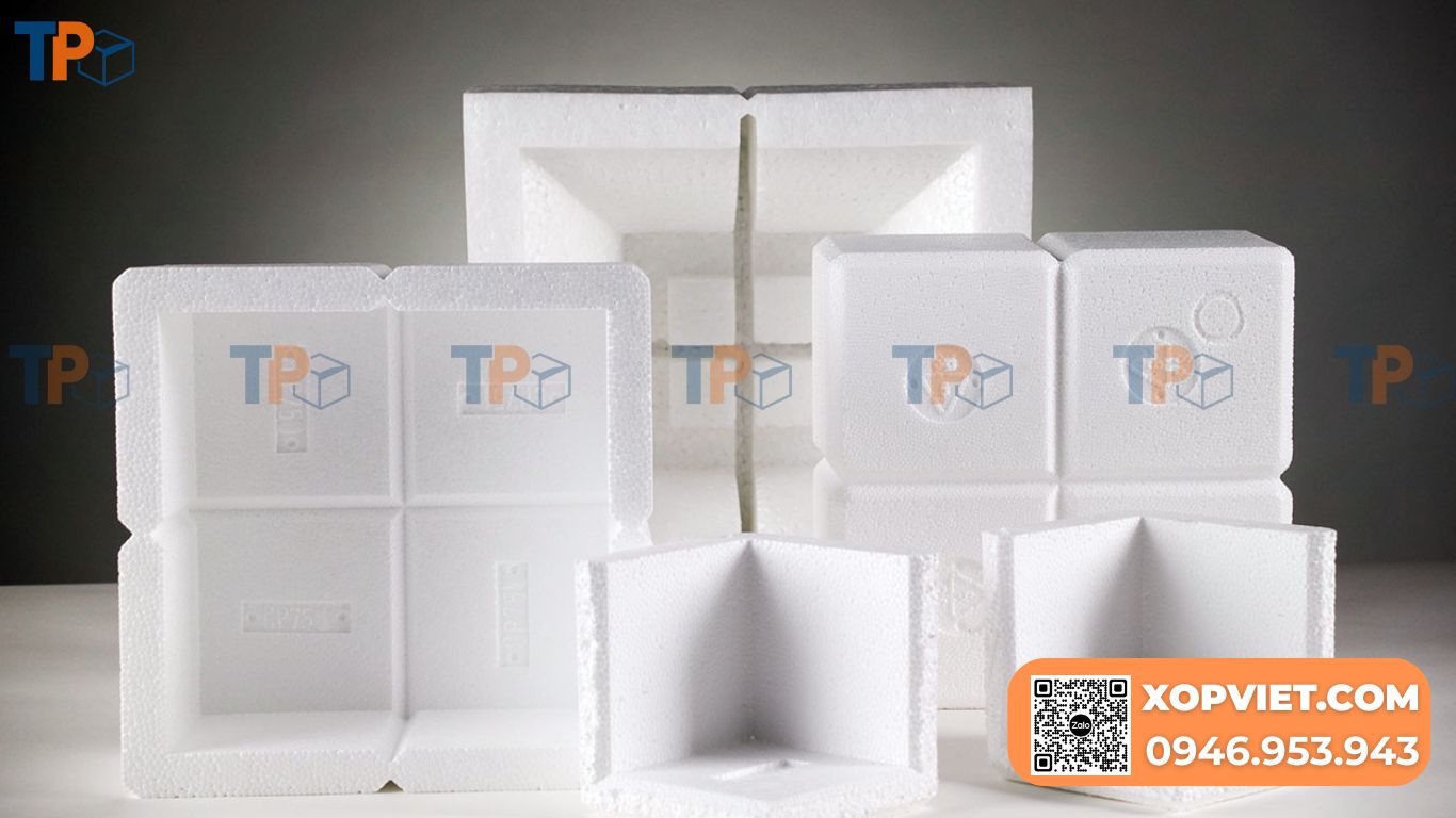 Xốp EPS chống sốc (Expanded Polystyrene) là loại xốp cứng, được tạo thành từ hạt EPS kích nở trong khuôn định hình sẵn. Bạn thường thấy loại này bên trong hộp tivi, máy giặt, điều hòa hay các thiết bị điện tử lớn.