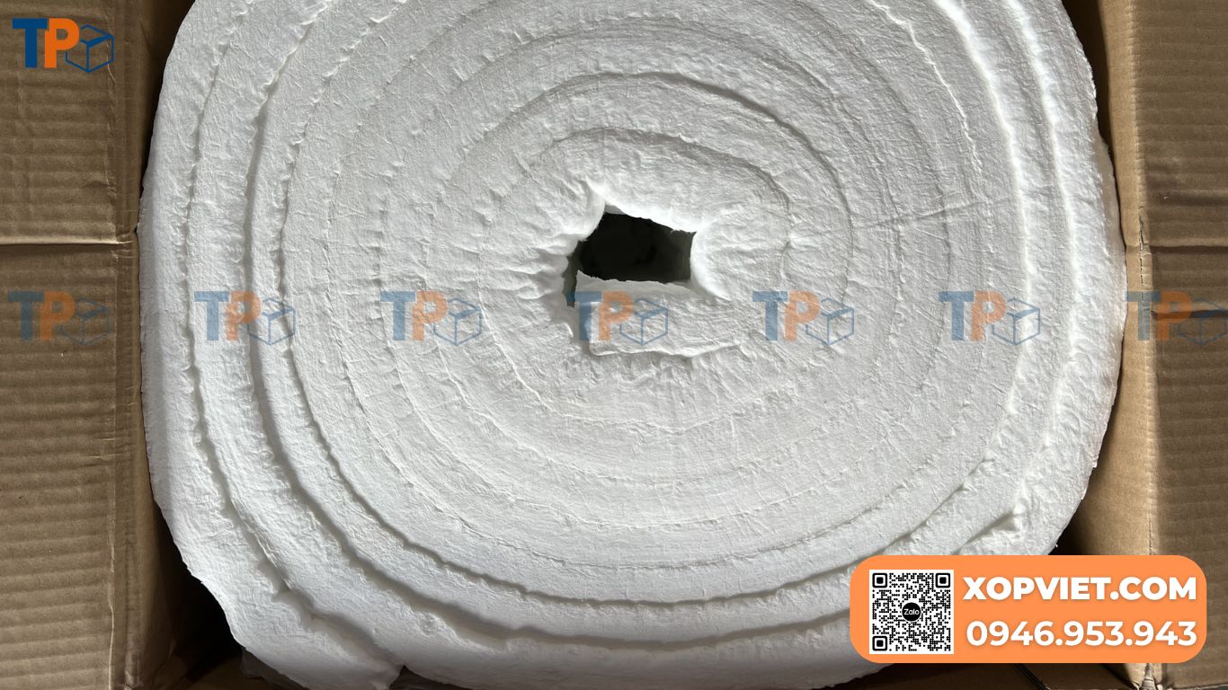 Bông gốm ceramic là vật liệu cách nhiệt chịu nhiệt độ cực cao (1260–1800°C), dùng trong lò nung, lò hơi, luyện kim, hệ thống đường ống nhiệt