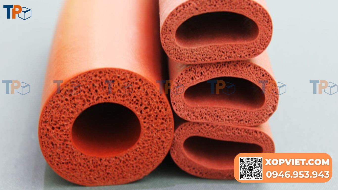 Xốp chịu nhiệt hoạt động tốt trong môi trường nhiệt độ cao, đồng thời thường có thêm tính năng cách nhiệt, chống nóng hoặc cách âm