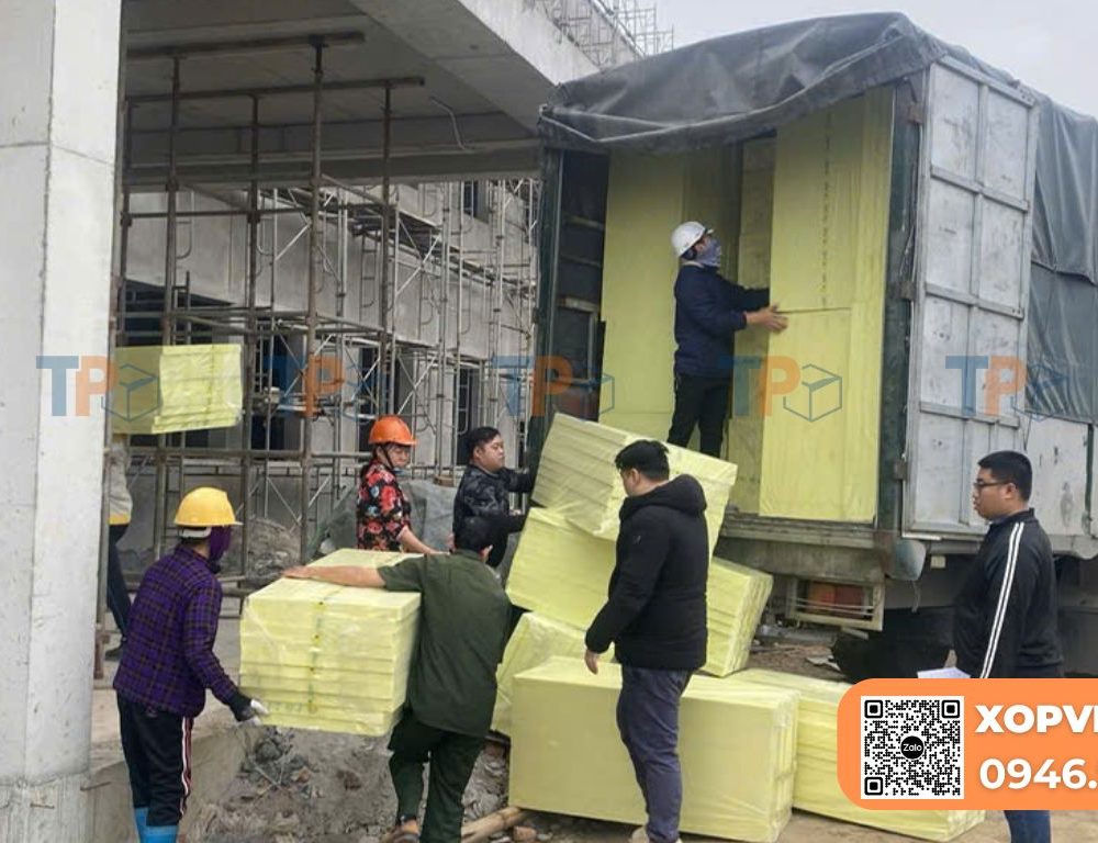 Công nhân đang vận chuyển tấm xốp XPS vào công trình