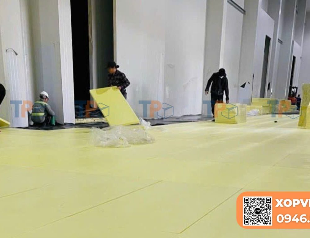 Công nhân trong quá trình thi công xốp XPS chống nóng, cách nhiệt
