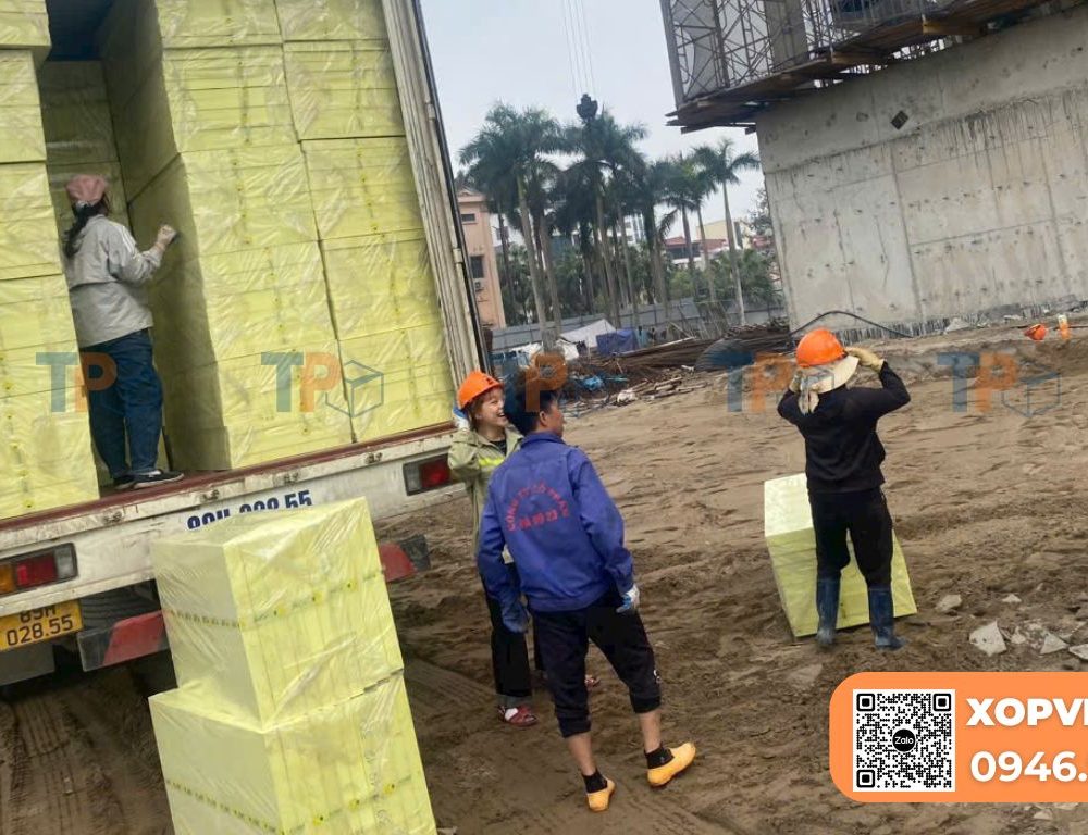 Công nhân tiếp tục vận chuyển xốp XPS của công ty Tiến Phong (xopviet.com)