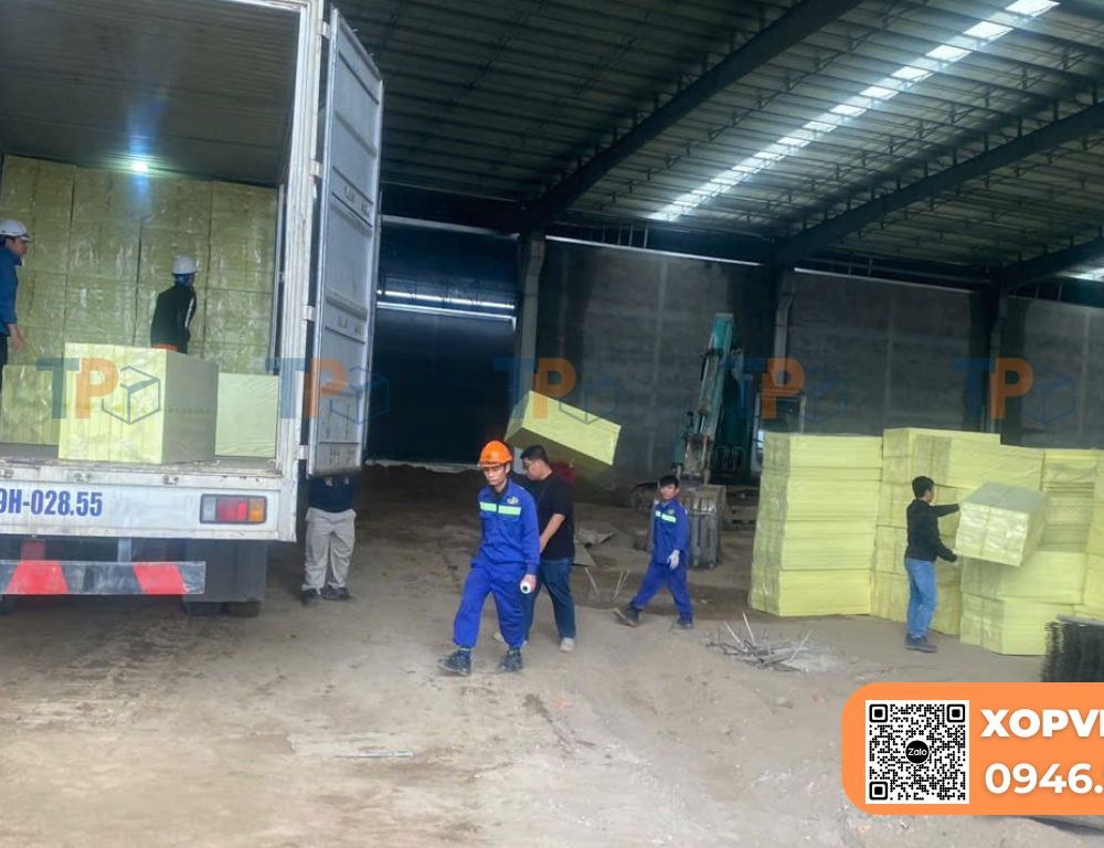 Xốp XPS được các công nhân vận chuyển vào công trình