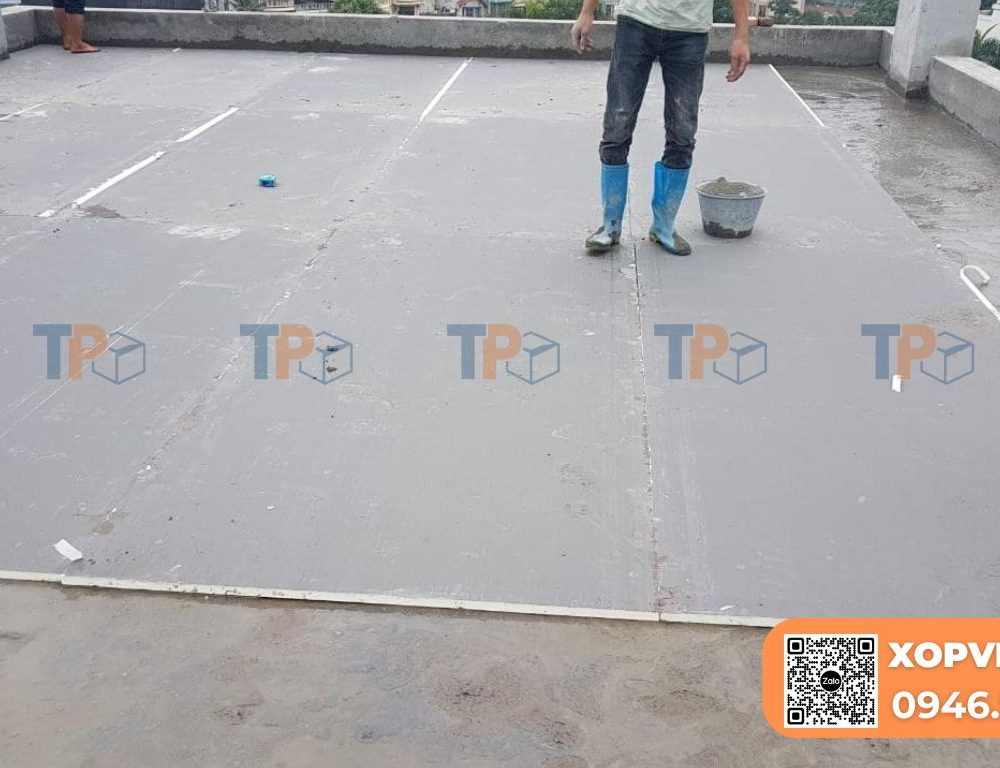 Công nhân đang thi công gạch mát chống nóng cho công trình xây dựng