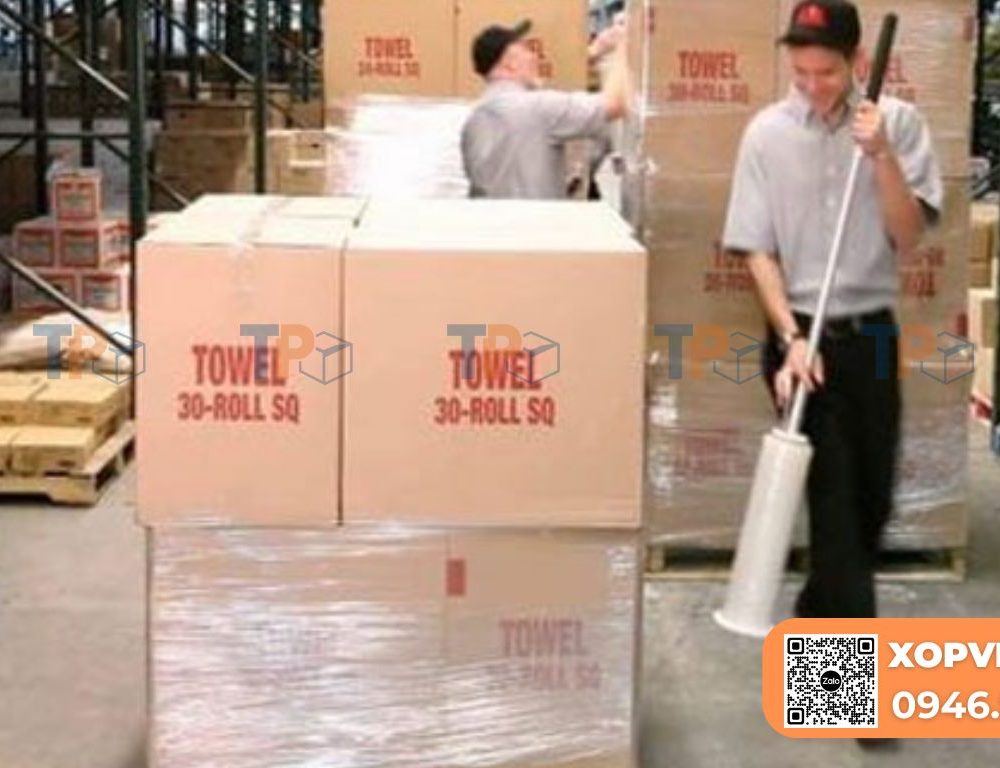 Nhân viên đang sử dụng màng PE trong đóng gói bảo vệ hàng hoá