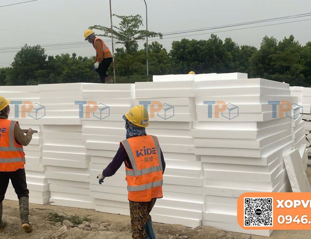 Công nhân đang làm việc với xốp EPS - cách nhiệt, chống nóng hiệu quả cho mọi công trình xây dựng